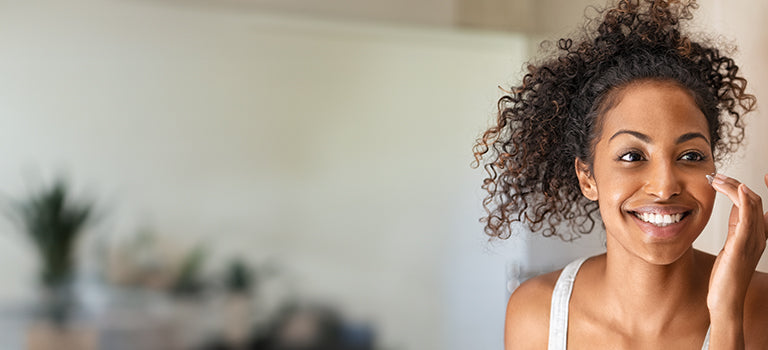 woman applying non comedogenic face wash