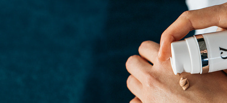 woman applying non-comedogenic foundation to back of hand