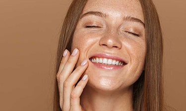 woman applying non comedogenic face serum